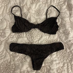 acacia set BNWOT in black snake!!🖤